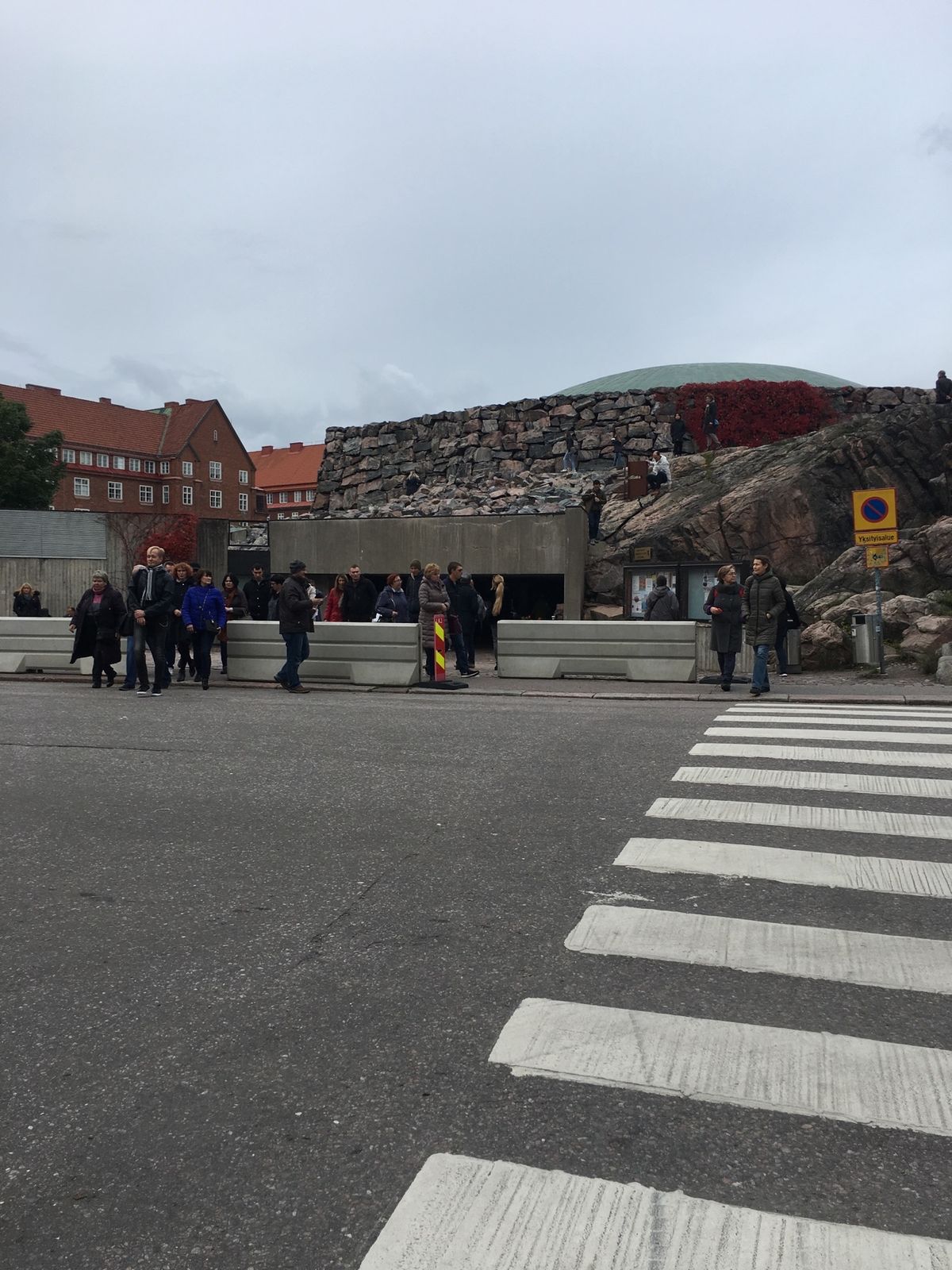 テンペリアウキオ教会。3枚目は入口、4枚目は上に登ってみました！
ちょうど...