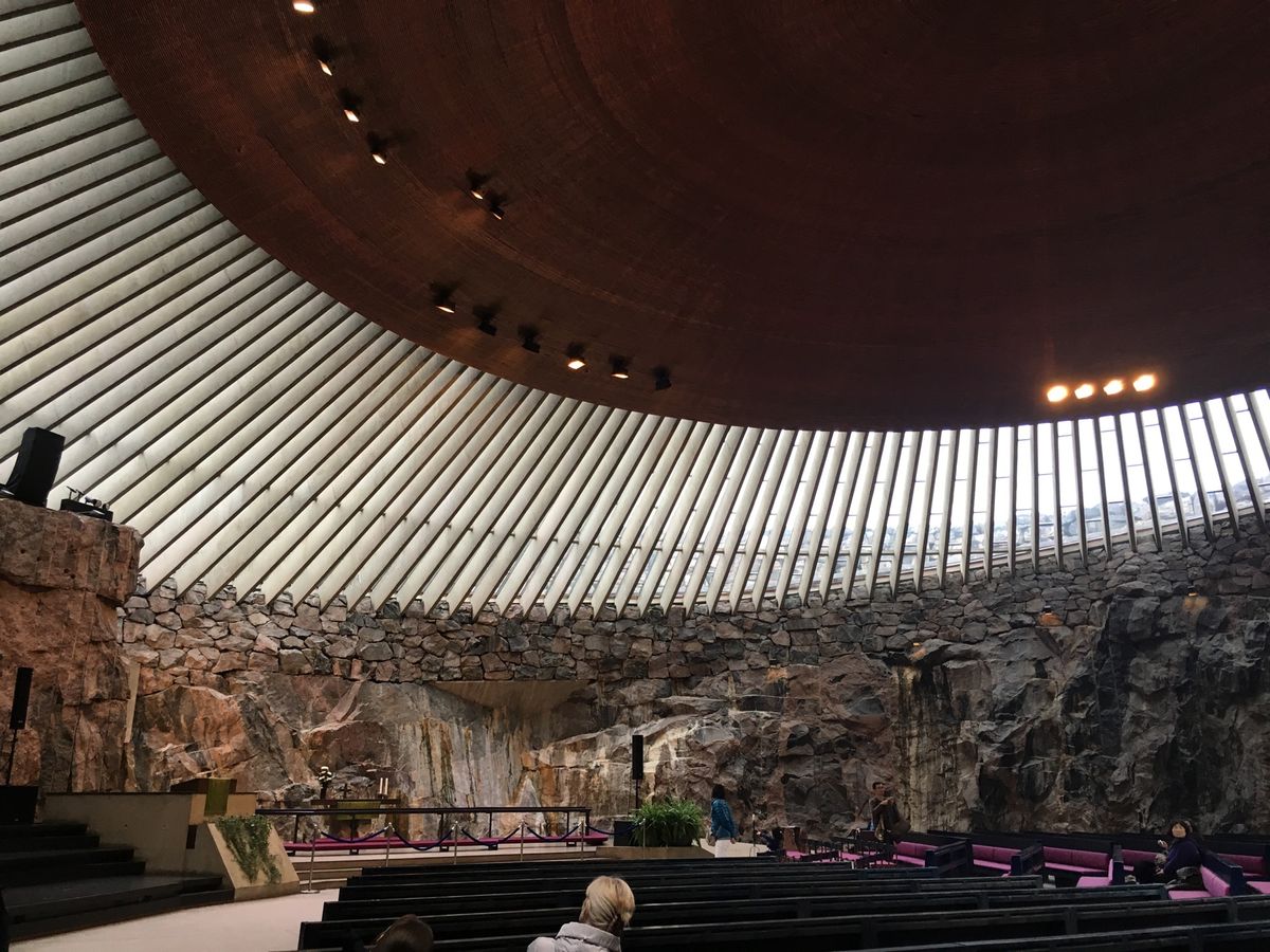 テンペリアウキオ教会。3枚目は入口、4枚目は上に登ってみました！
ちょうど...