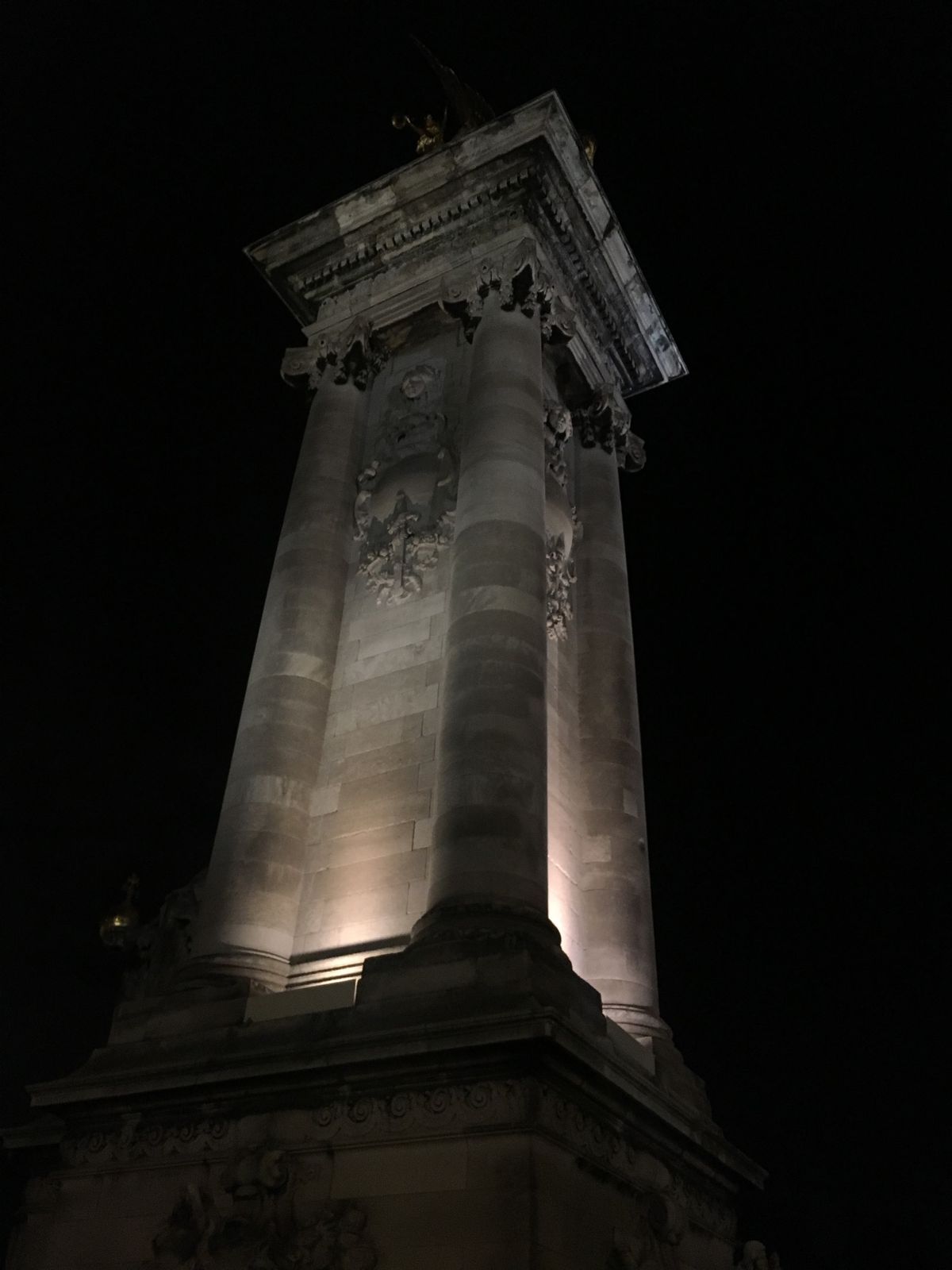 パリの夜景ツアーへ。
５月だからか、日がなかなか沈まないので、ツアー開始は...