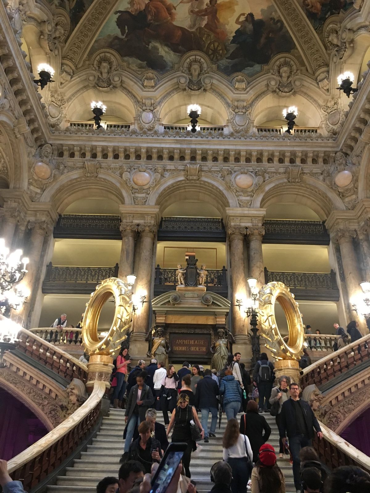 オペラ座！
入った瞬間謎のライトアップ…笑
ディスコかーい！ってツッコミ入...