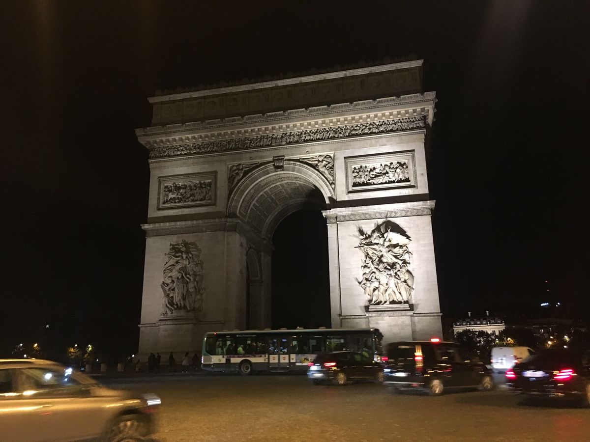 パリの夜景ツアーへ。
５月だからか、日がなかなか沈まないので、ツアー開始は...