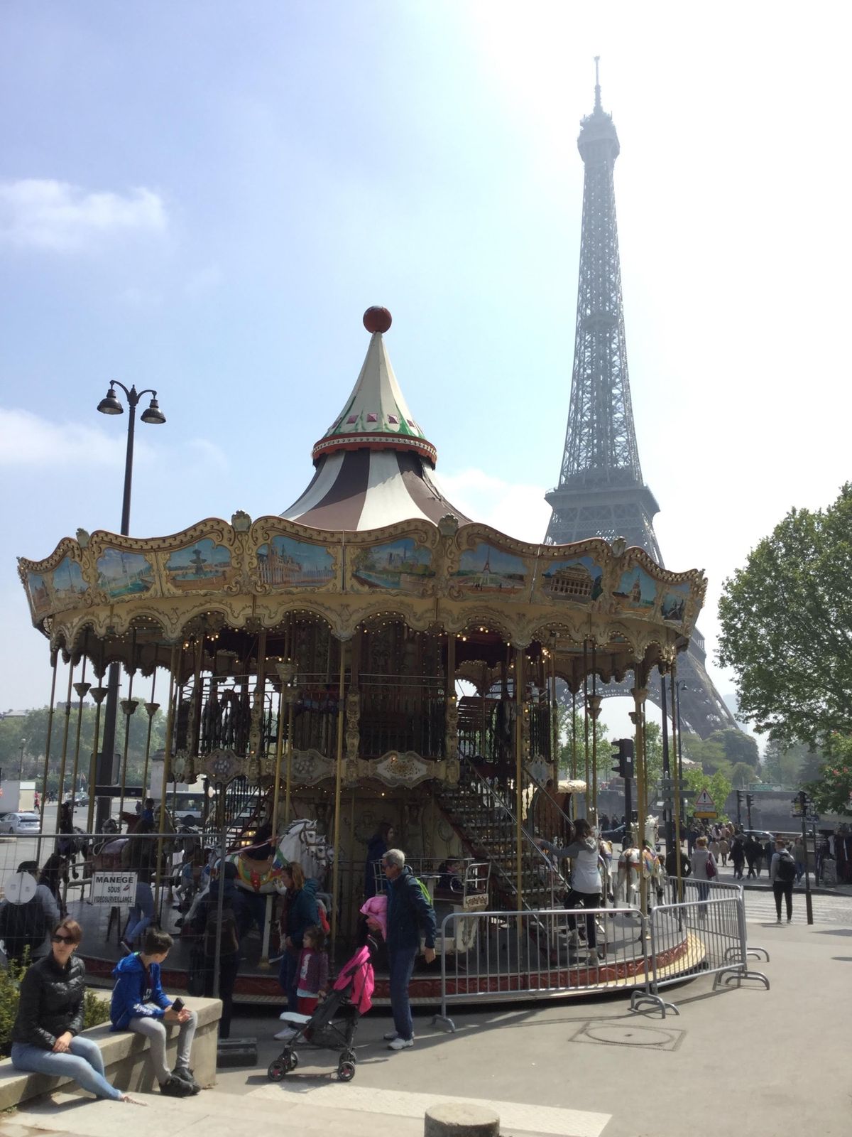 エッフェル塔大好きです。
あのフォルム見るだけでワクワクします！
まだ登っ...