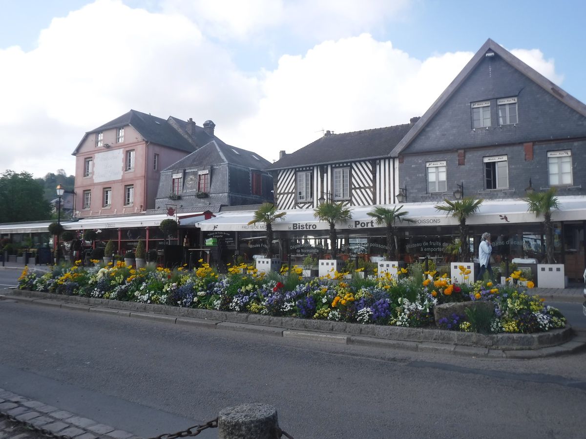 オンフルール！
モンサンミッシェルのツアーで、立ち寄りました！
春だったか...