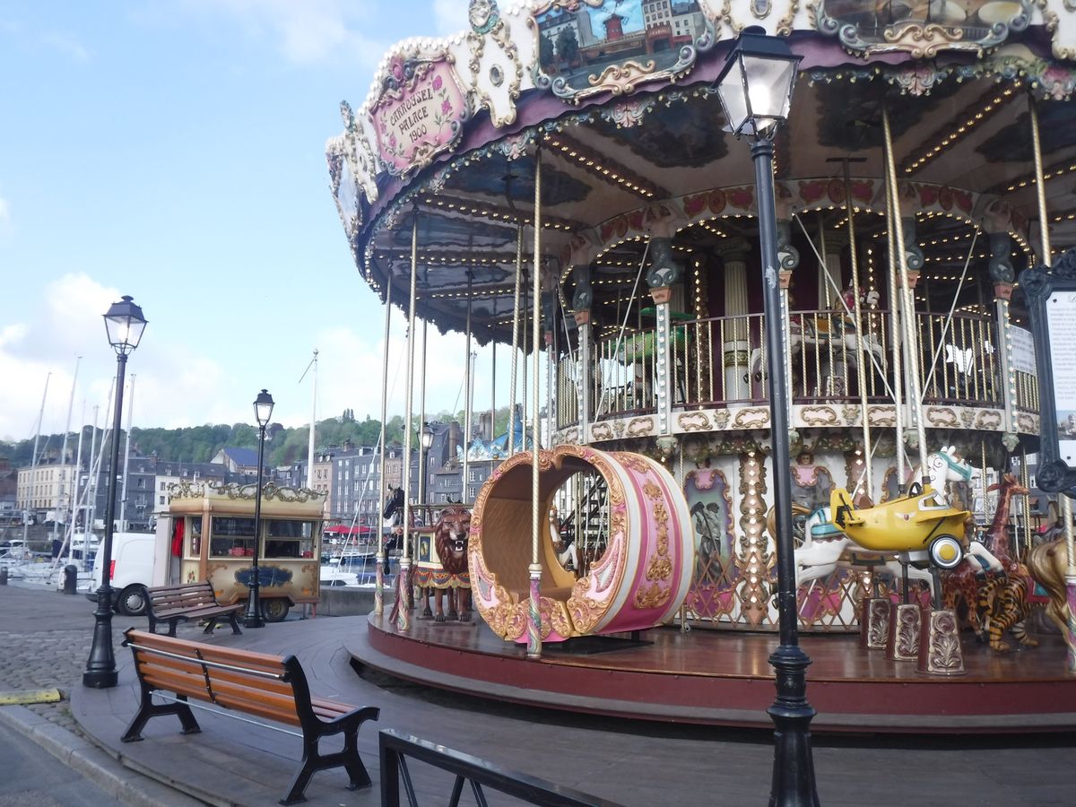 オンフルール！
モンサンミッシェルのツアーで、立ち寄りました！
春だったか...