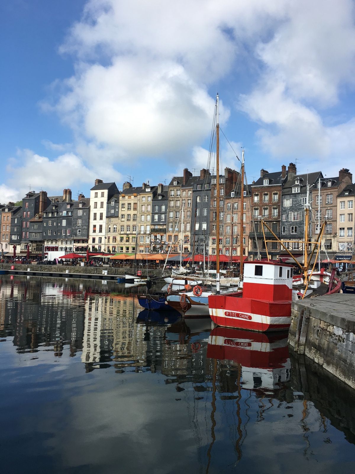 オンフルール！
モンサンミッシェルのツアーで、立ち寄りました！
春だったか...