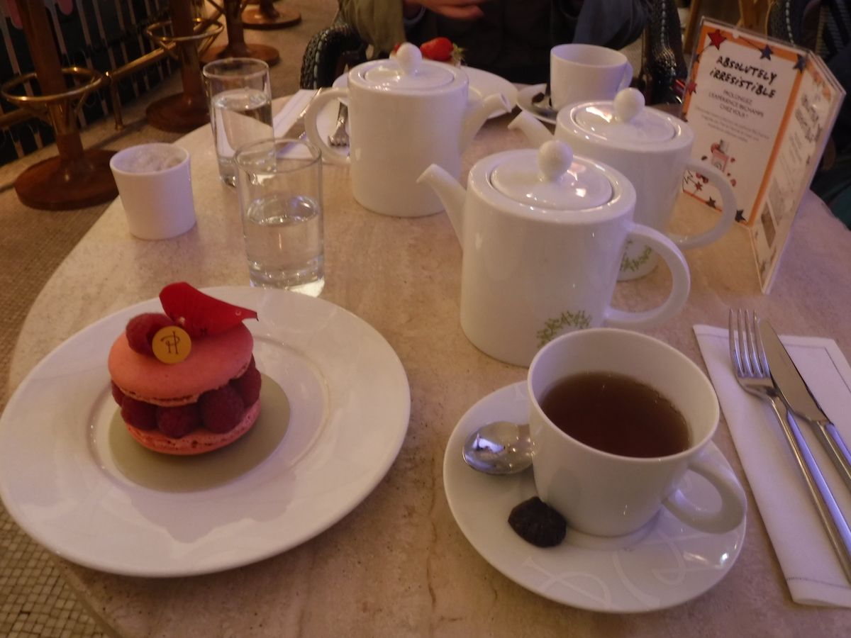 パリと言えばスイーツ！
マカロンは食べ比べしました！