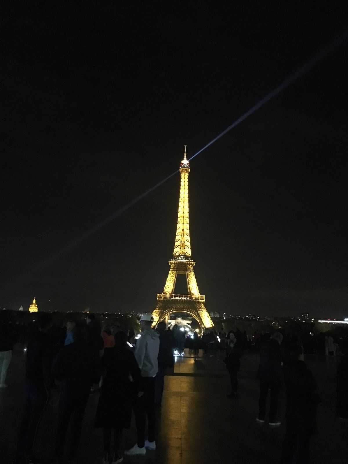 パリの夜景ツアーへ。
５月だからか、日がなかなか沈まないので、ツアー開始は...