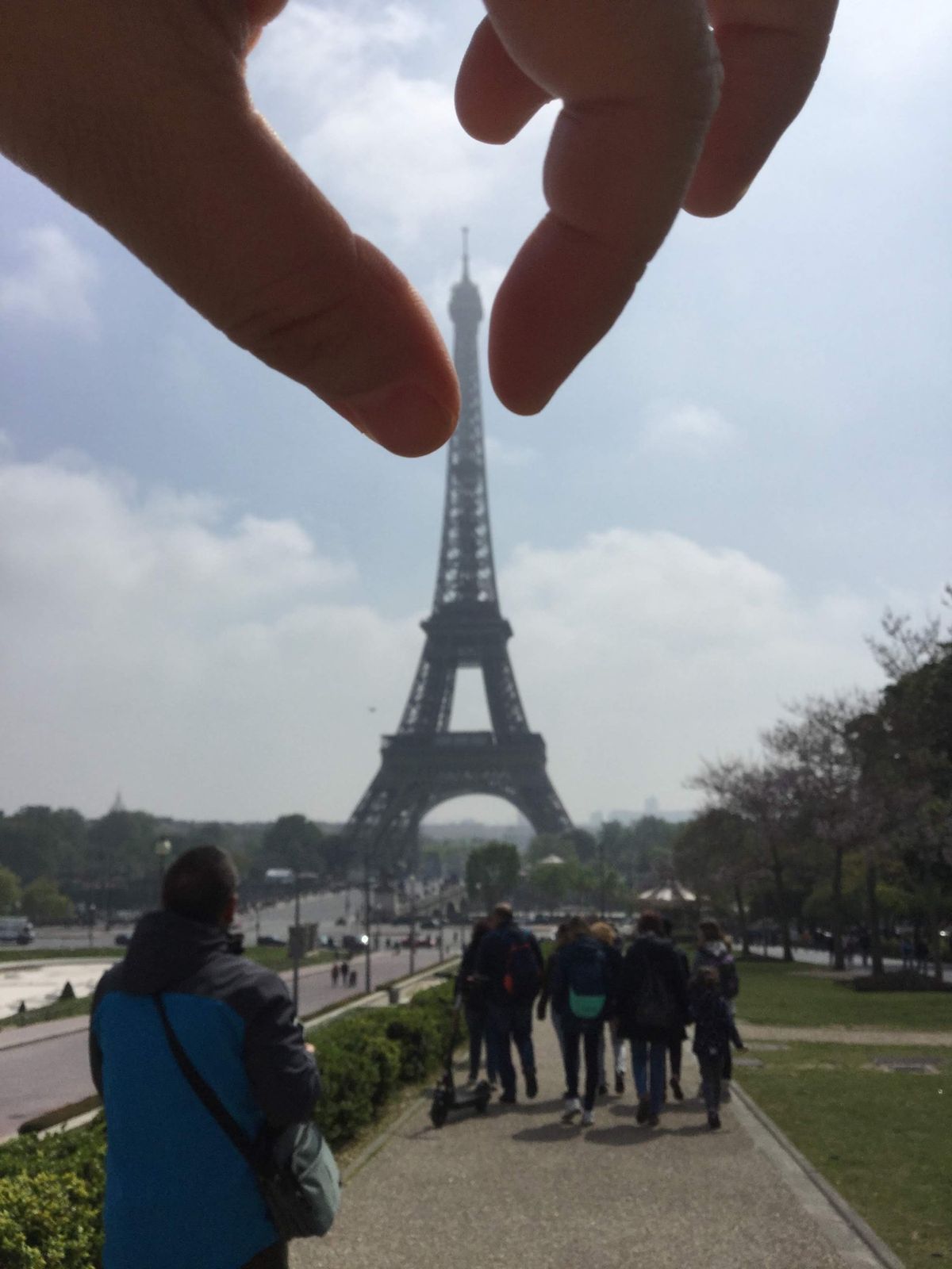 エッフェル塔大好きです。
あのフォルム見るだけでワクワクします！
まだ登っ...