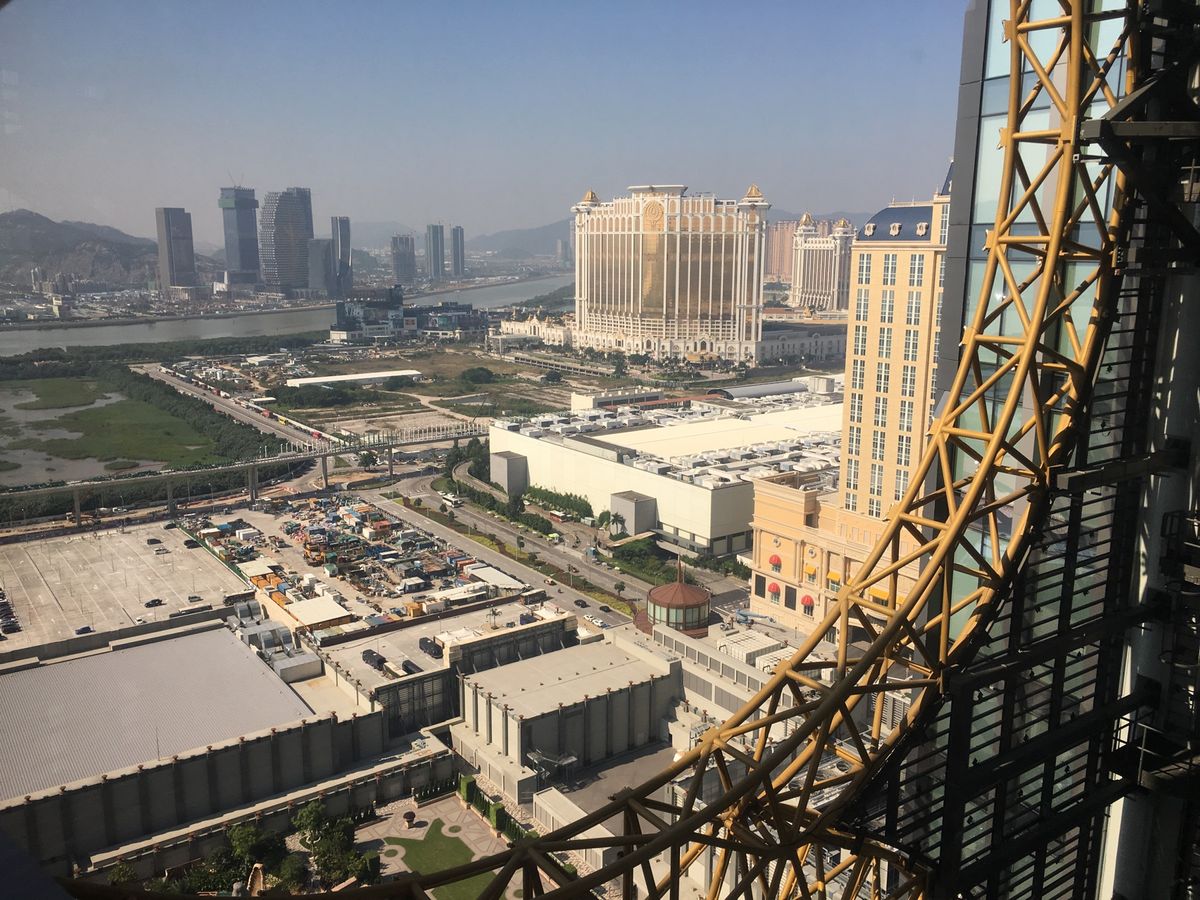 8の形の観覧車です。
ここでしか乗れないと思って、乗ってしまいました。