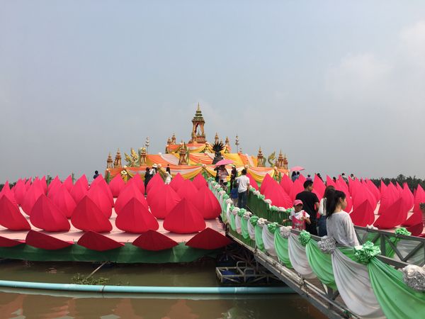 タイ・バンコク「タイ」の写真：お坊さんが人かと思うぐらいリアルでした。