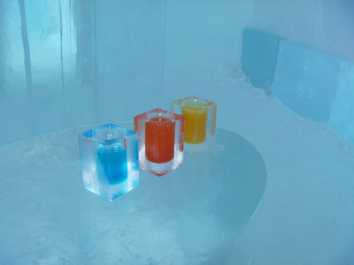 キールナの近くには、あのアイスホテルがあります！
ホテルのバーカウンターで...