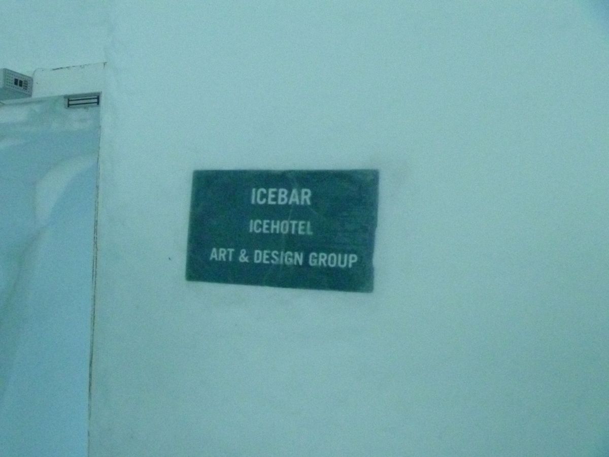 キールナの近くには、あのアイスホテルがあります！
ホテルのバーカウンターで...