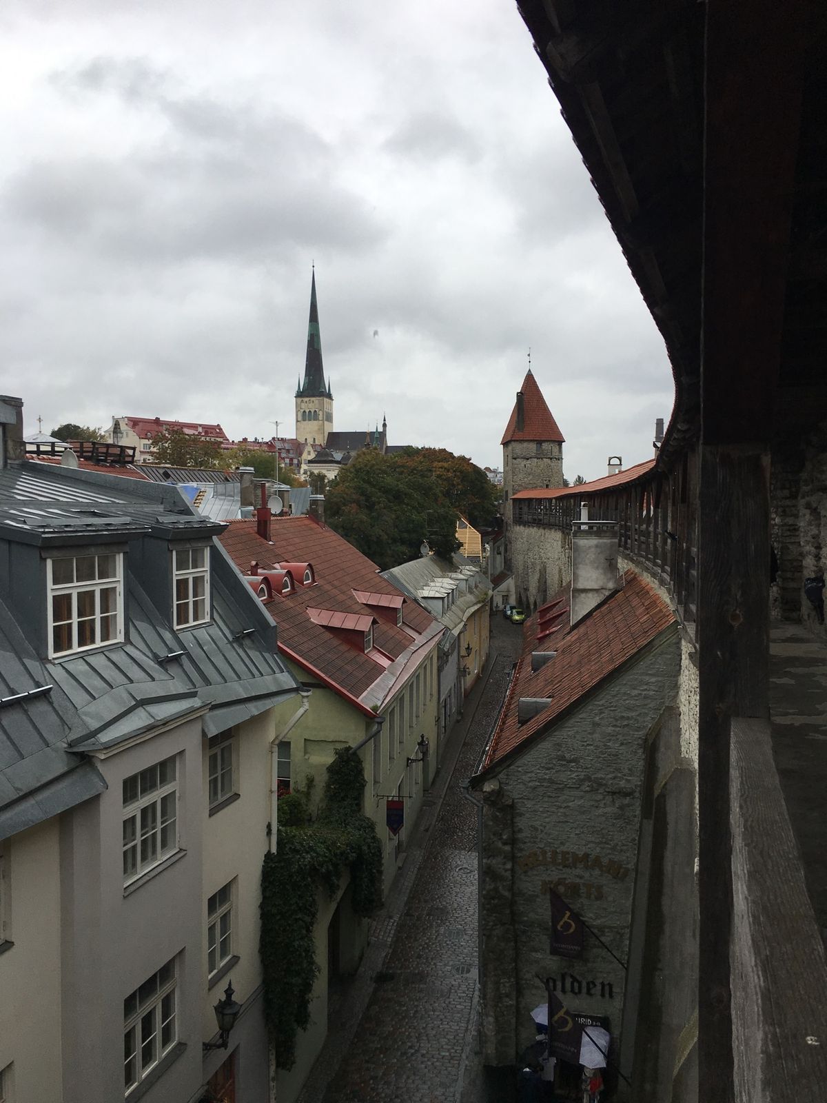 タリンの城壁に登りました！
ちょうどセーターの壁のあたり。
昔、ローテンブ...