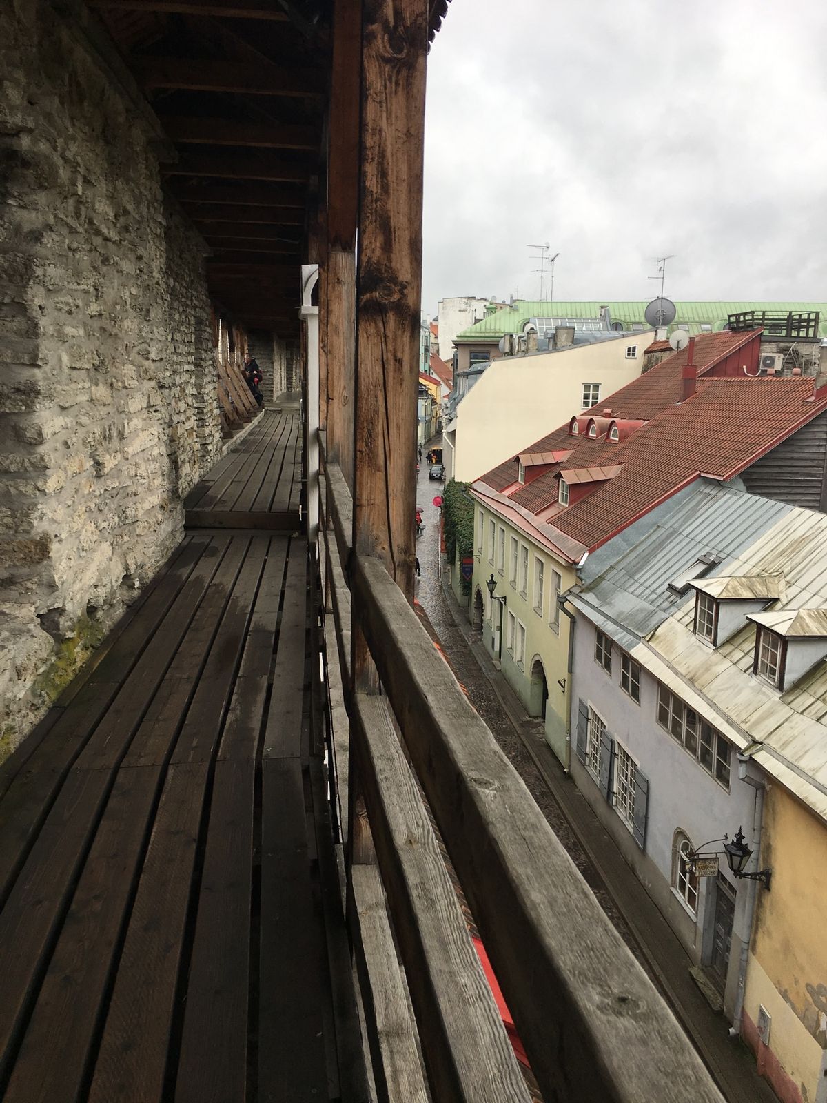 タリンの城壁に登りました！
ちょうどセーターの壁のあたり。
昔、ローテンブ...