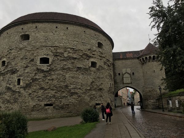 エストニア・タリン「東欧エストニアへ」の写真：旧市街への入口。
中に入ると別世界が広が...
