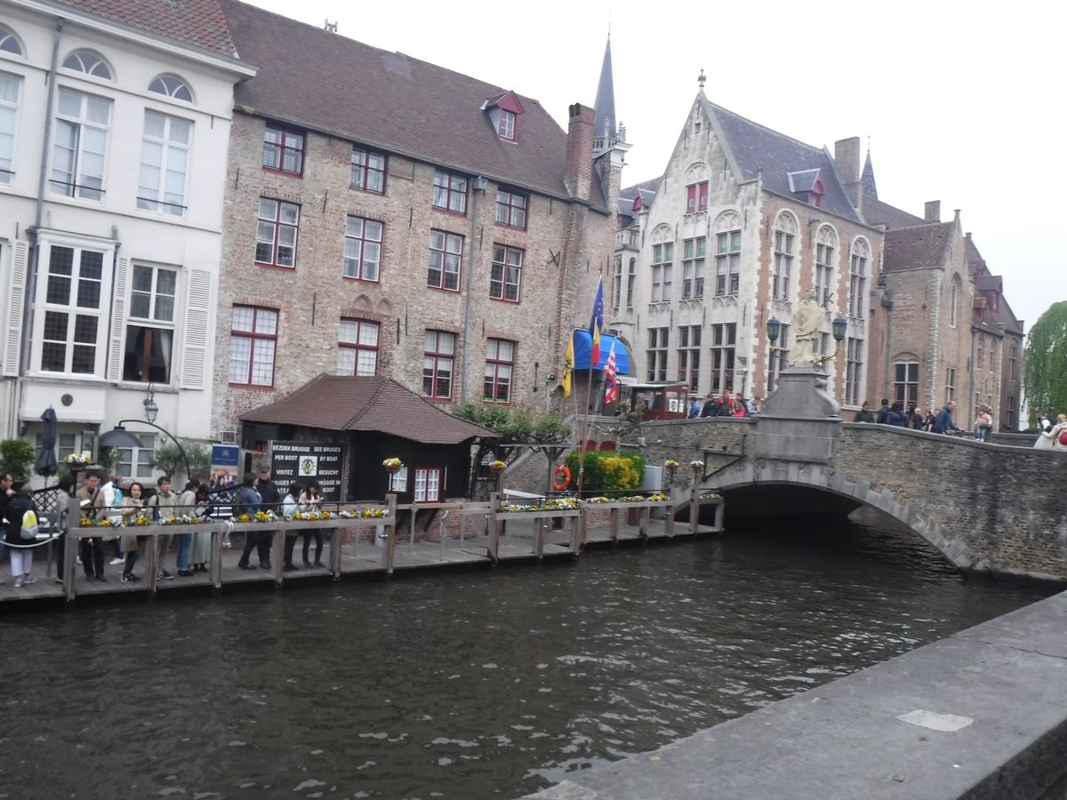 ベルギーと言えば、ワッフルとフリッター！！
お昼に食べました！どちらも美味...