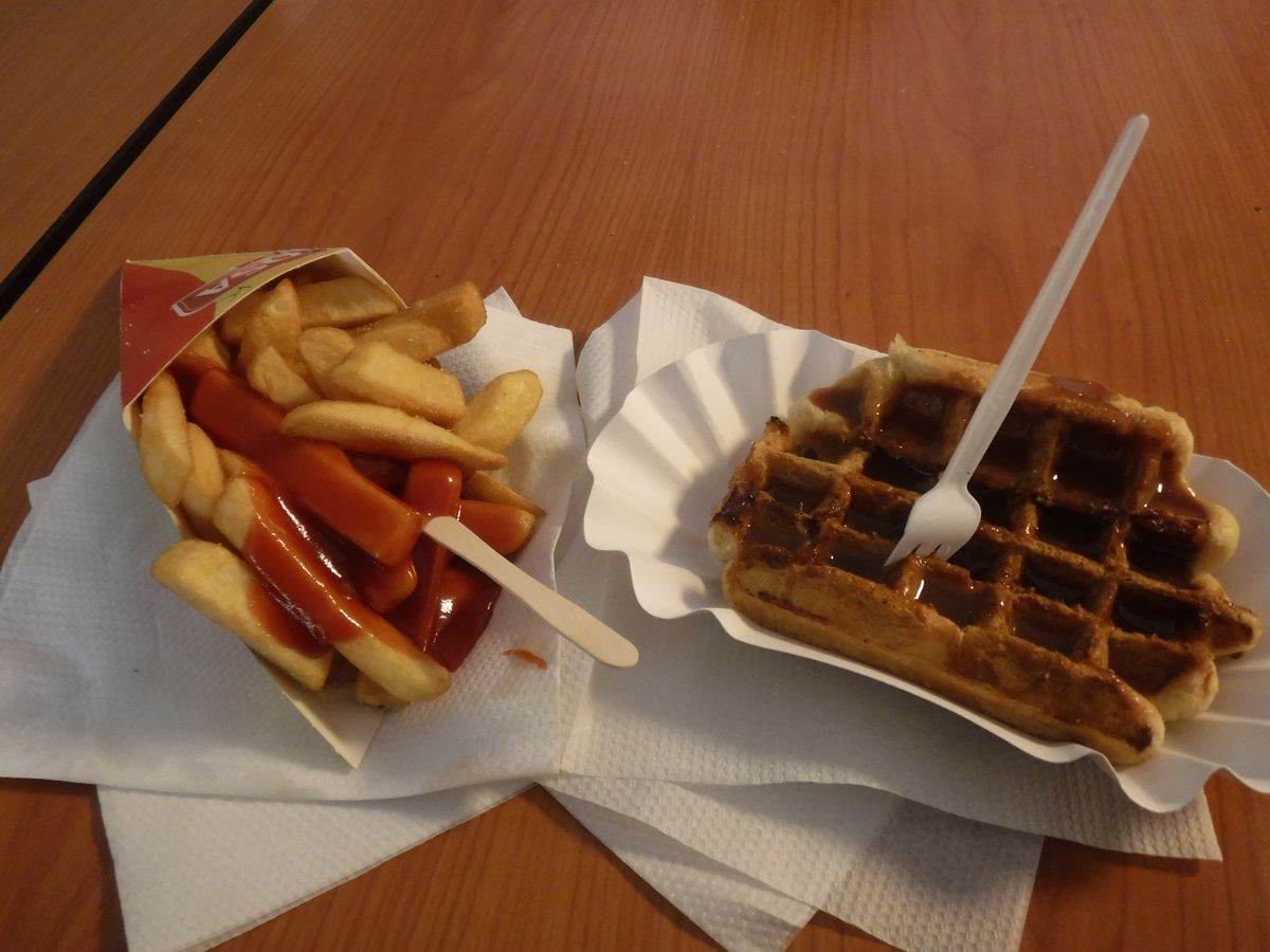 ベルギーと言えば、ワッフルとフリッター！！
お昼に食べました！どちらも美味...