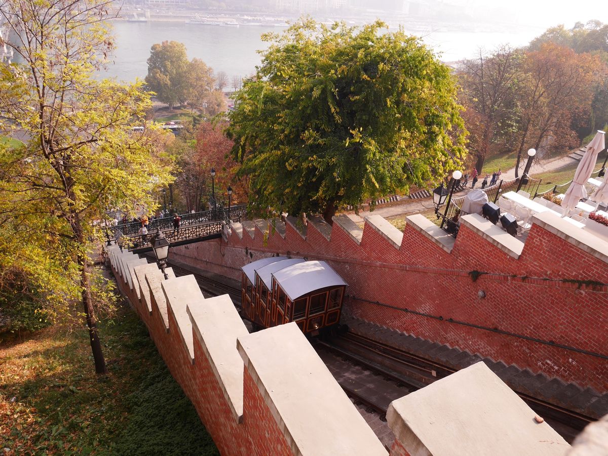 聖イシュトバーン大聖堂。
お昼ご飯食べたところの近くで、ちょうど鐘がなって...