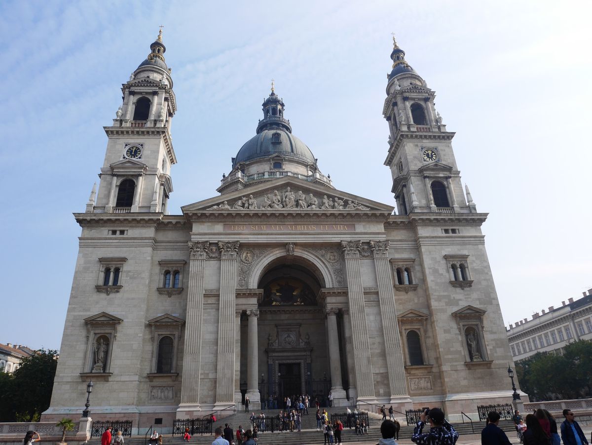 聖イシュトバーン大聖堂。
お昼ご飯食べたところの近くで、ちょうど鐘がなって...