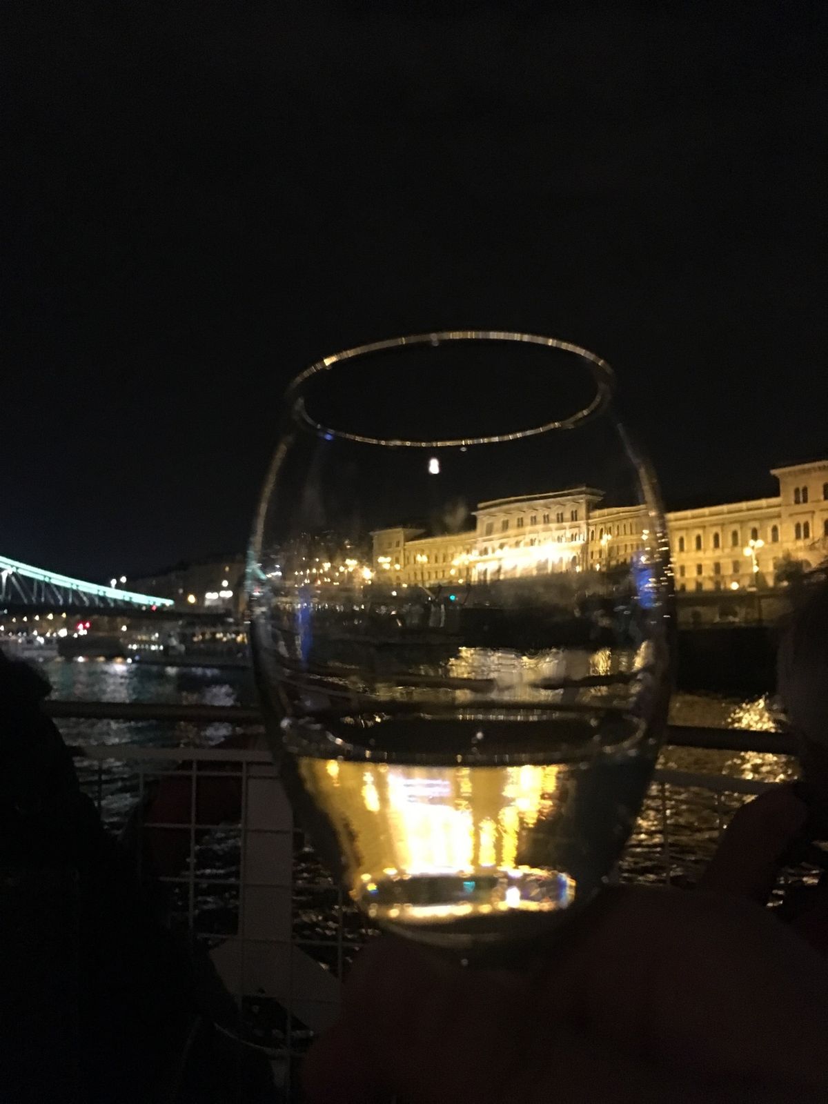 ブダペストの夜景。
正直言って、1番感動しました。
いままでにみた夜景で一...