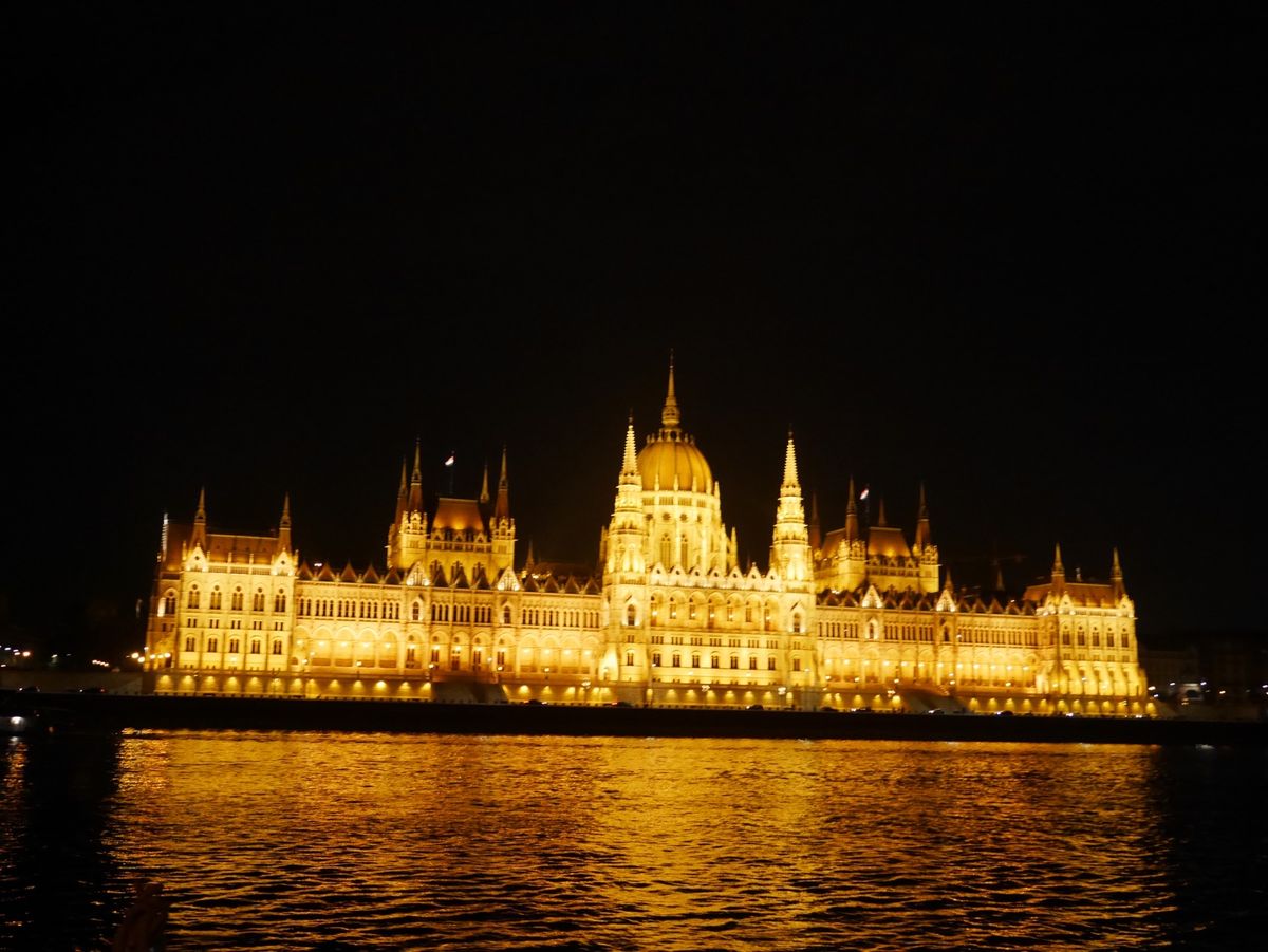 ブダペストの夜景。
正直言って、1番感動しました。
いままでにみた夜景で一...