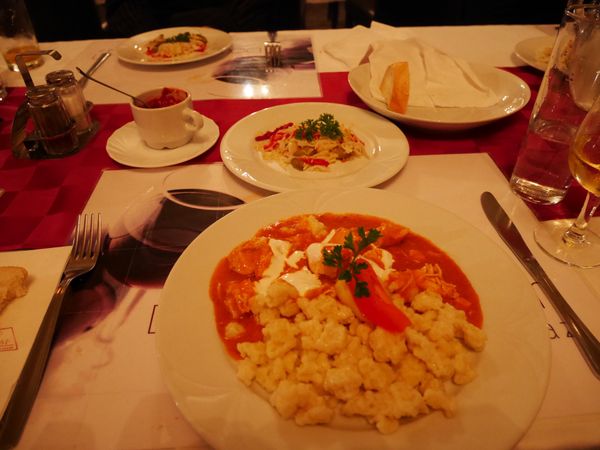 ハンガリー・ブダペスト「中欧ヨーロッパ４ヵ国の旅（ハンガリー編）」の写真：ハンガリーでたべたパプリカチキン。
スー...