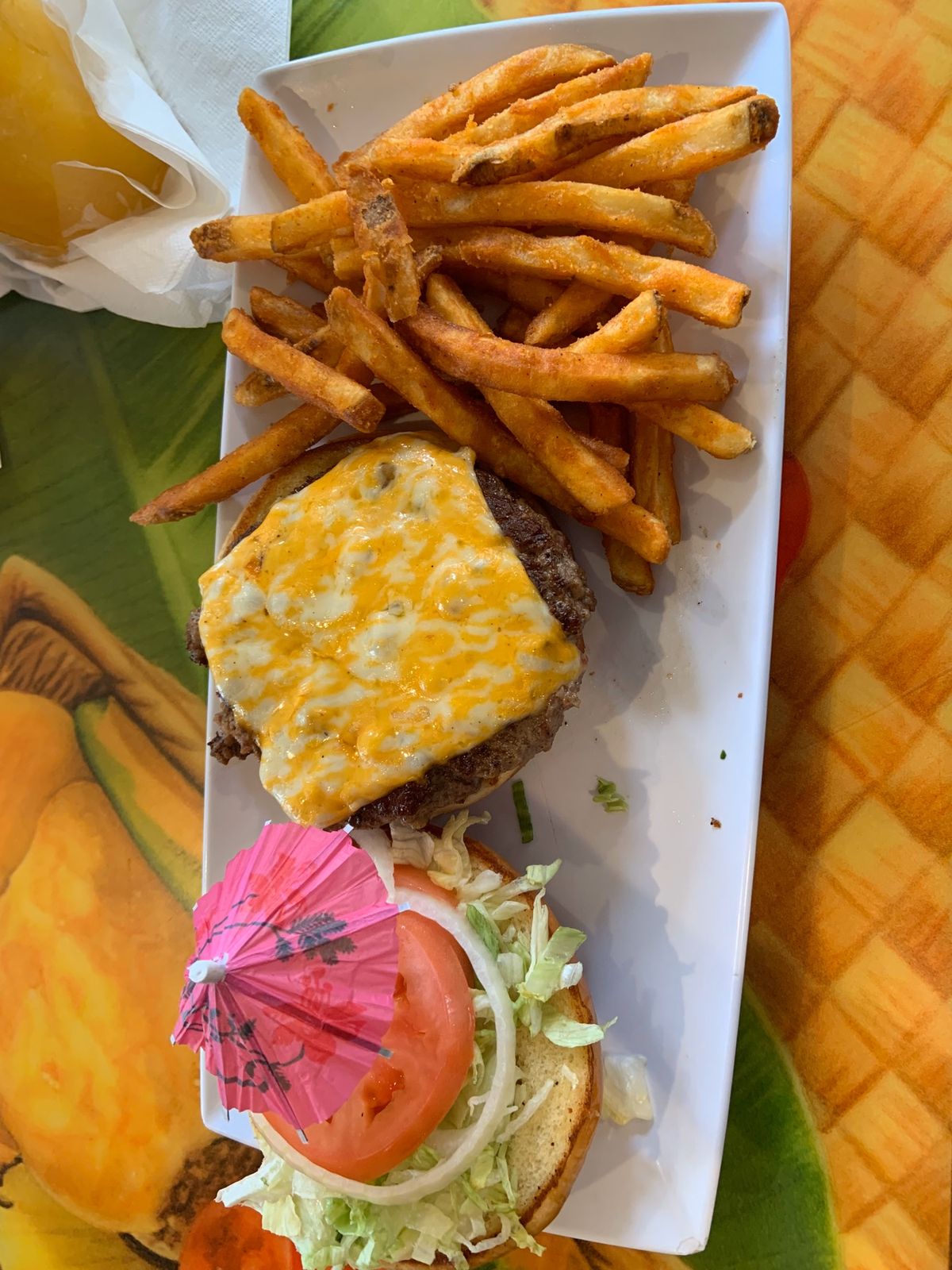 🍴🍔チーズバーガーインパラダイス(カラカウア店).
店内のテレビでメジャー...