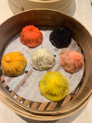 🍴金品茶語.
誠品生活の中にあるカフェ。
気になってたカラフルな小籠包とノ...
