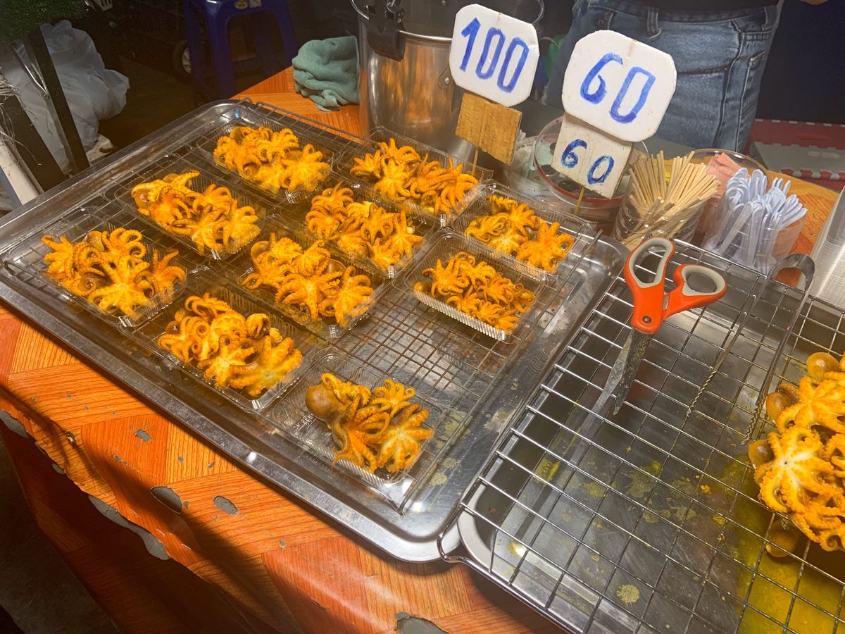 🍴 タラート・ロットファイ・ラチャダー.
駐車場から夜景撮りに行って屋台🍴...