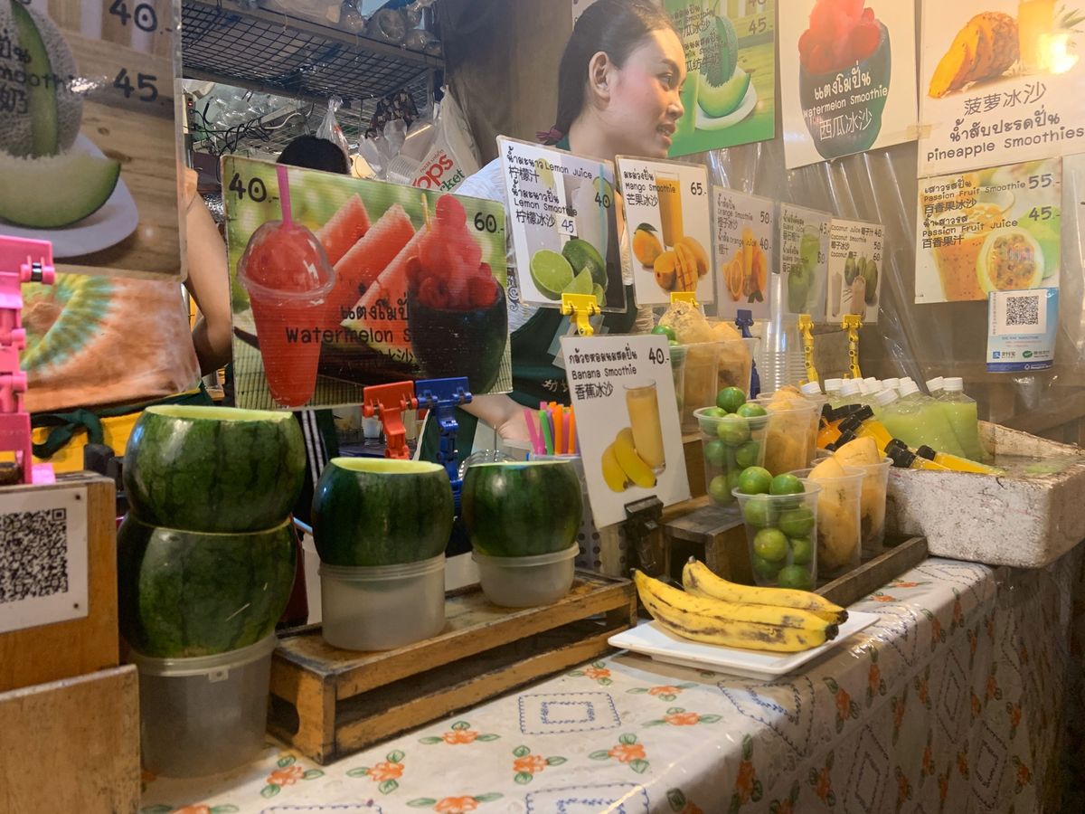 🍴 タラート・ロットファイ・ラチャダー.
駐車場から夜景撮りに行って屋台🍴...