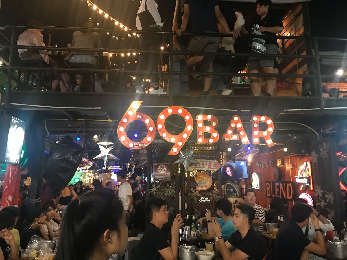 🍴 タラート・ロットファイ・ラチャダー.
駐車場から夜景撮りに行って屋台🍴...