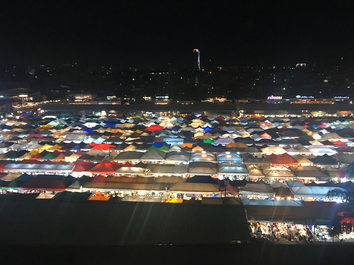 🍴 タラート・ロットファイ・ラチャダー.
駐車場から夜景撮りに行って屋台🍴...