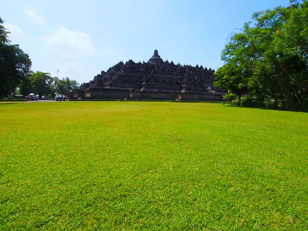 インドネシア・プランバナン「インドネシア　ジョグジャカルタの遺跡ひとり旅」の写真：ボロブドゥール
おそらくアンコールワット...