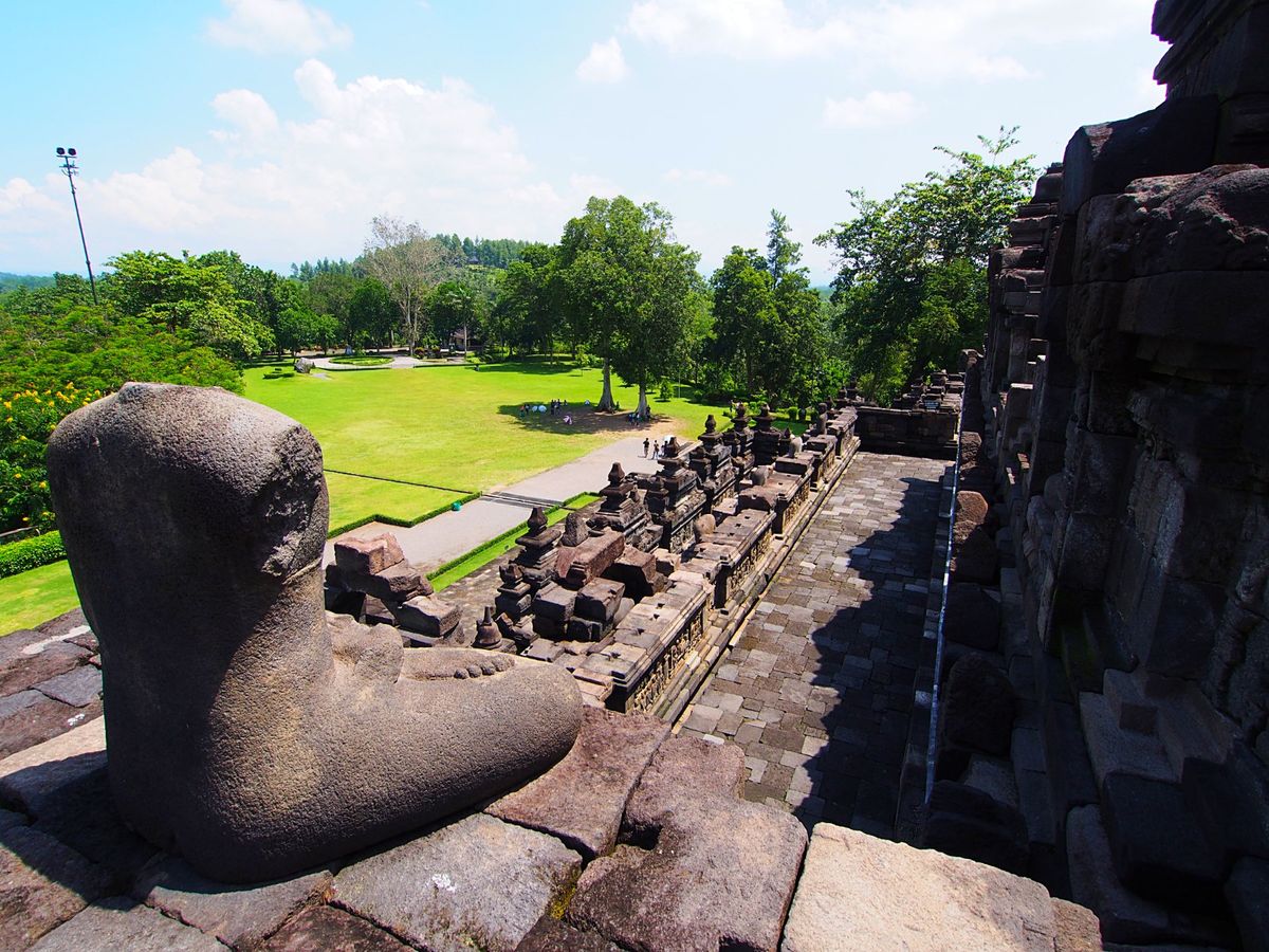 ボロブドゥール
おそらくアンコールワットに引けを取らないほど歴史的価値もあ...