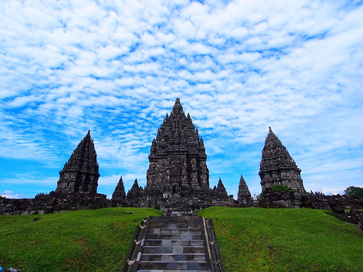 プランバナン遺跡
潔ぎよくとんがった仏塔が美しいプランバナン遺跡、ジョグジ...