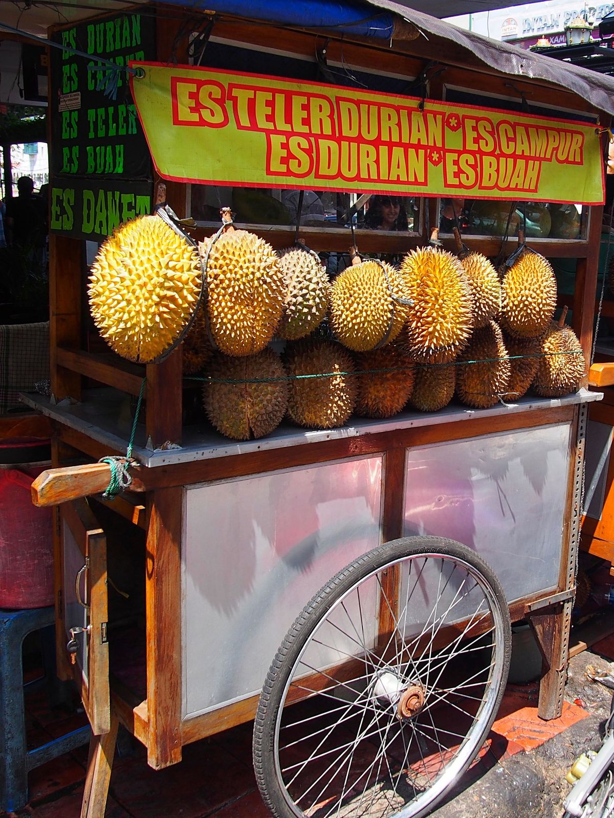 ジョグジャカルタの街は歴史のある街だけあって見所もたくさん、散歩しがいもあ...