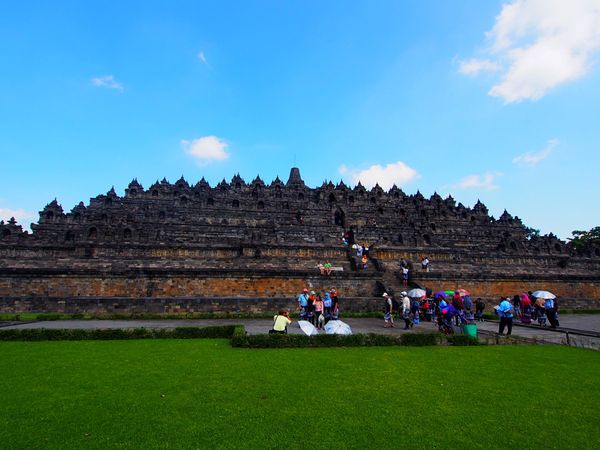 インドネシア・プランバナン「インドネシア　ジョグジャカルタの遺跡ひとり旅」の写真：ボロブドゥール
おそらくアンコールワット...