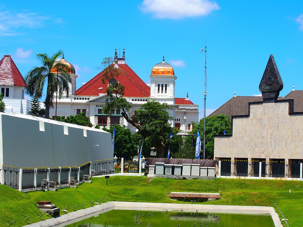 ジョグジャカルタの街は歴史のある街だけあって見所もたくさん、散歩しがいもあ...