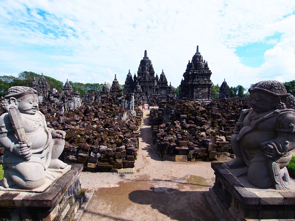 プランバナン遺跡
潔ぎよくとんがった仏塔が美しいプランバナン遺跡、ジョグジ...