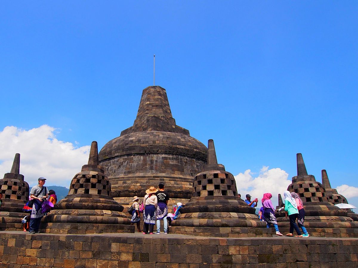 ボロブドゥール
おそらくアンコールワットに引けを取らないほど歴史的価値もあ...