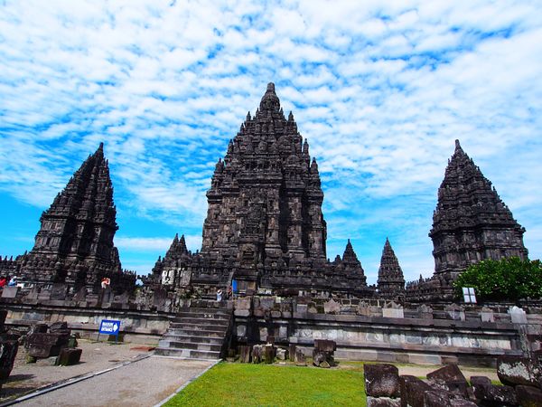 インドネシア・プランバナン「インドネシア　ジョグジャカルタの遺跡ひとり旅」の写真：プランバナン遺跡
潔ぎよくとんがった仏塔...