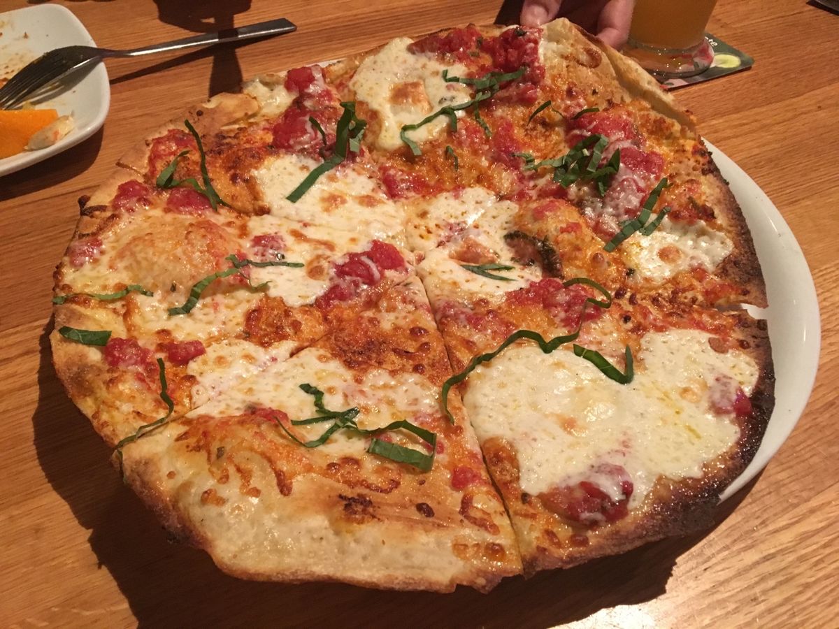 🍴カリフォルニアピザキッチン(アラモアナ店)🍕.
18時ぐらいで30分ぐら...