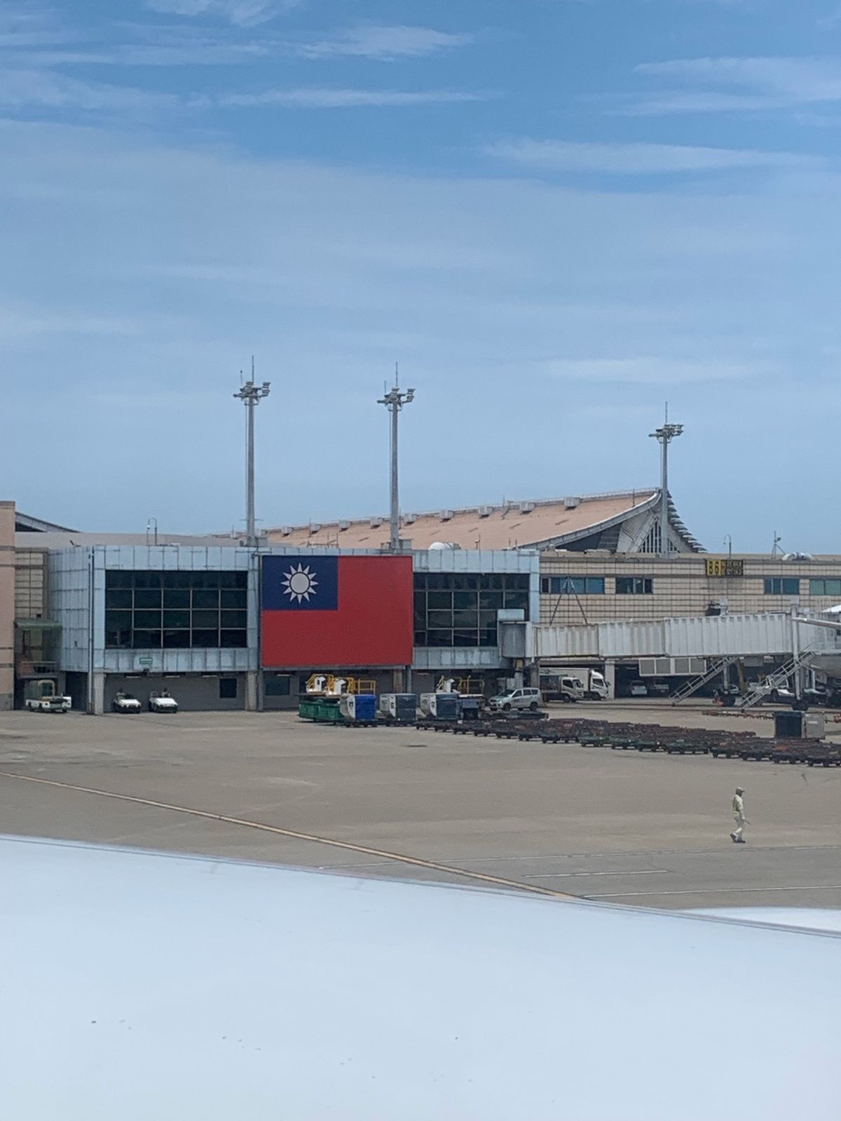 飛行機が遅れ、日本行きの飛行機の定刻後に台湾へ到着。幸いにも日本行きも遅れ...