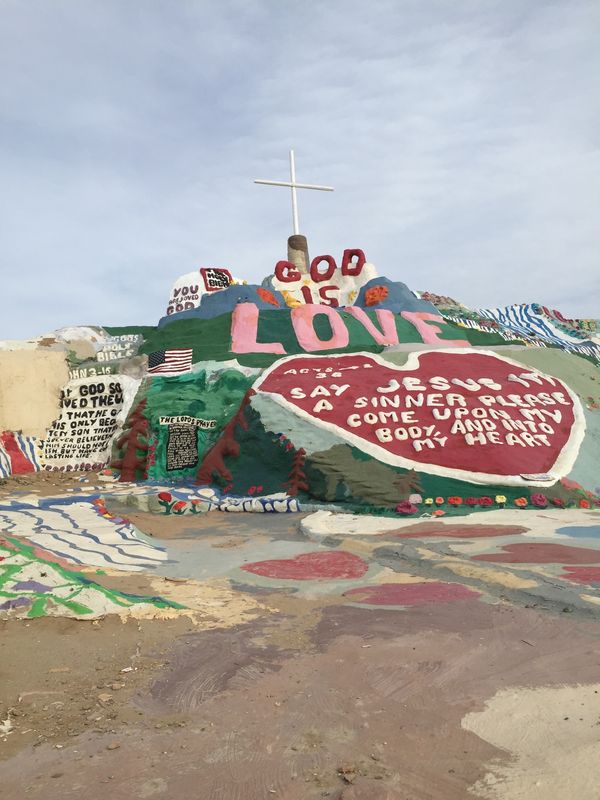 アラブ首長国連邦「ドバイ」の写真：サルベーションマウンテン！！
GOD I...