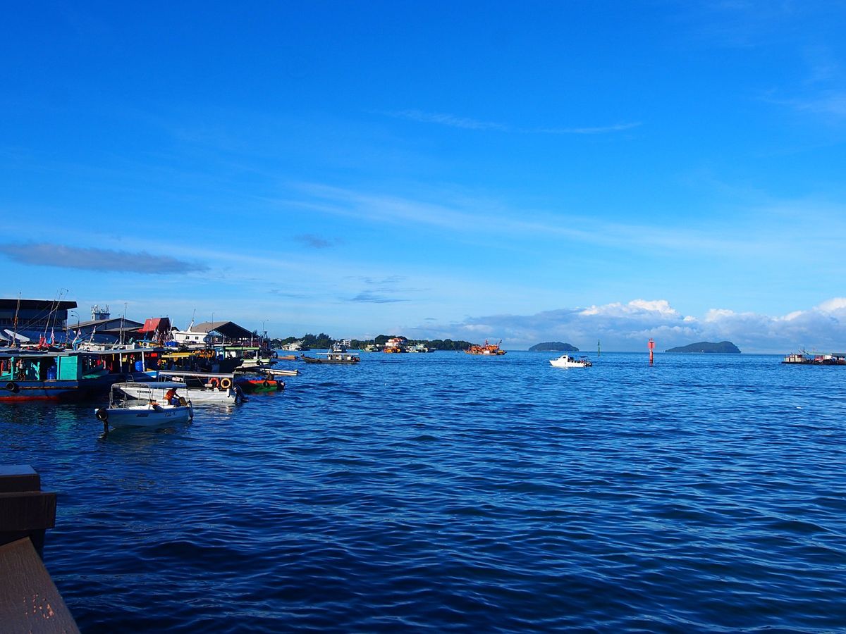 コタキナバルの街中からボートで少し離れた離島のビーチへ。
ビーチには大きな...