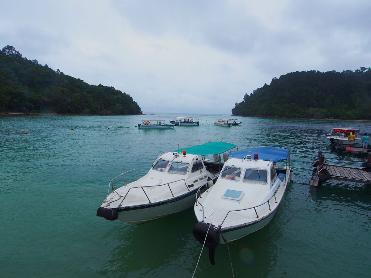 コタキナバルの街中からボートで少し離れた離島のビーチへ。
ビーチには大きな...