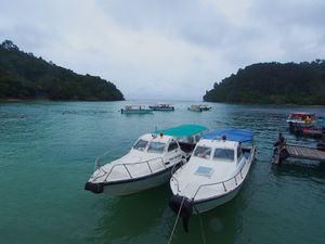 コタキナバルの街中からボートで少し離れた離島のビーチへ。
ビーチには大きな...