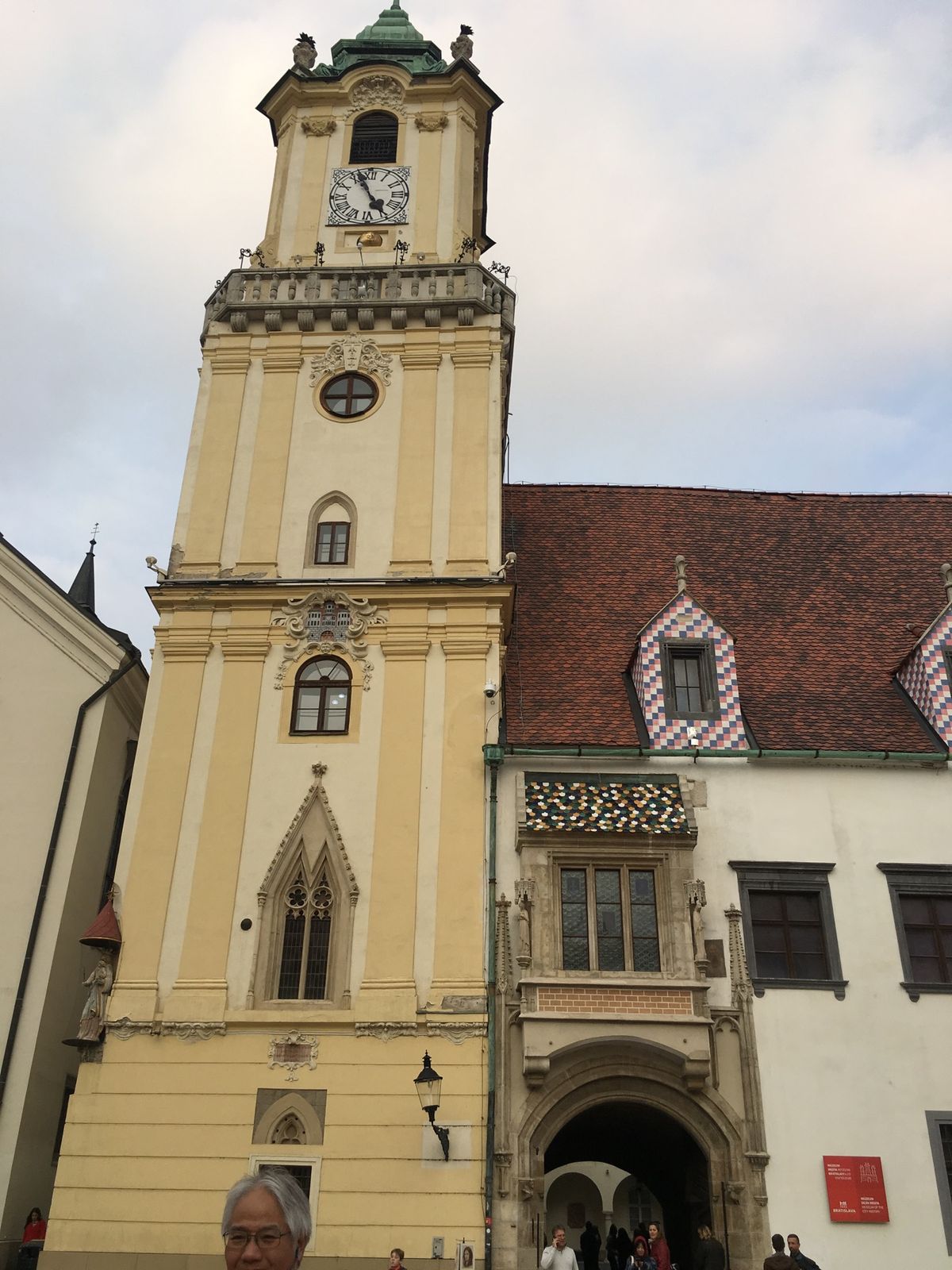 スロバキアの旧市街。
緑の建物、日本大使館だそう！
確かに、よくみれば菊の...