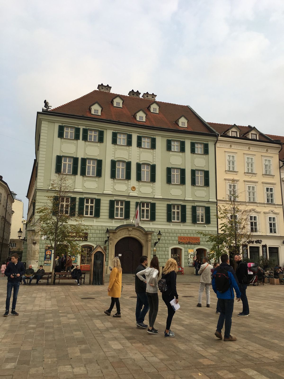 スロバキアの旧市街。
緑の建物、日本大使館だそう！
確かに、よくみれば菊の...