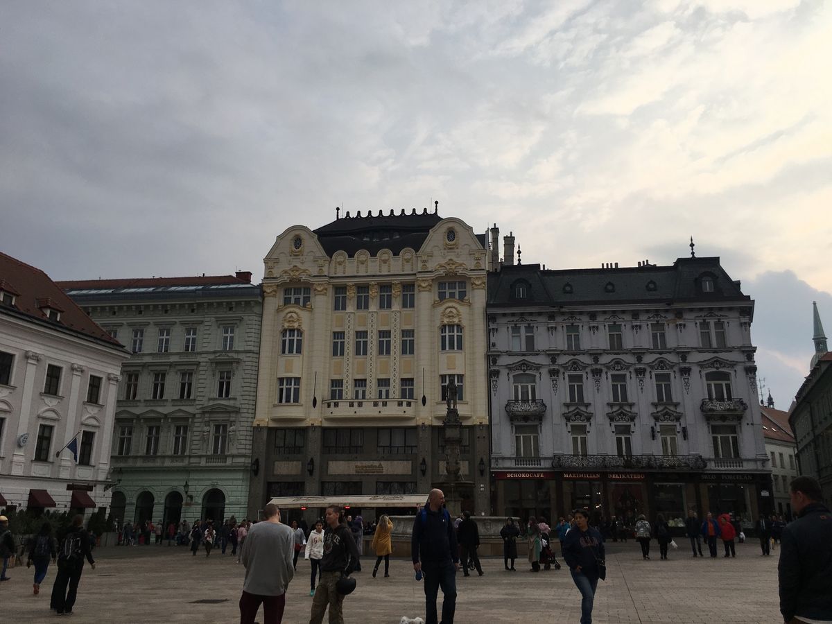 スロバキアの旧市街。
緑の建物、日本大使館だそう！
確かに、よくみれば菊の...